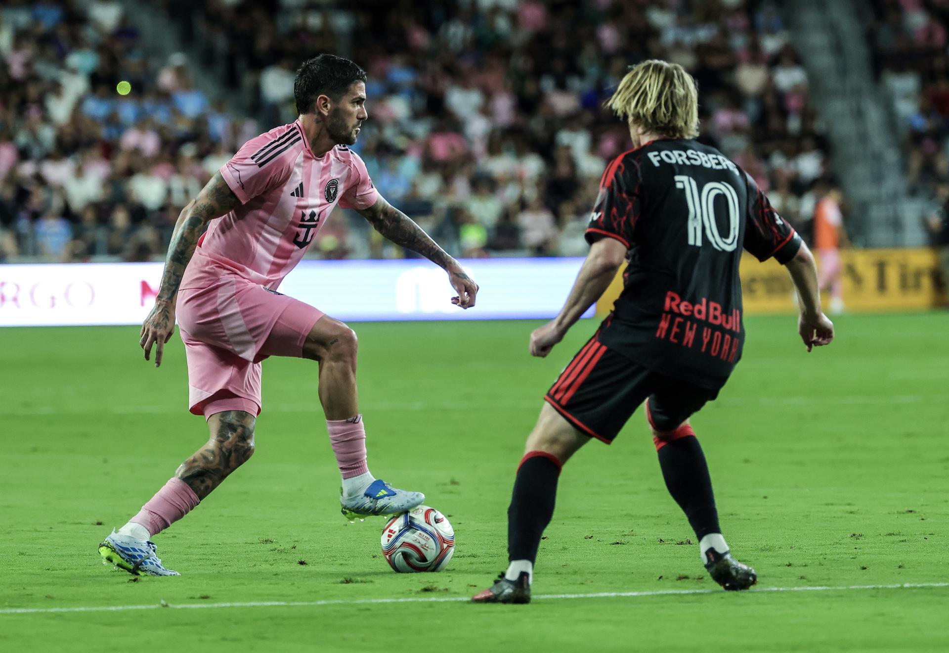 Rodrigo De Paul (i), del Inter Miami, en acción ante Emil Forsberg, de los NY Red Bulls, en un partido de la MLS en Miami. EFE/EPA/CRISTOBAL HERRERA-ULASHKEVICH
