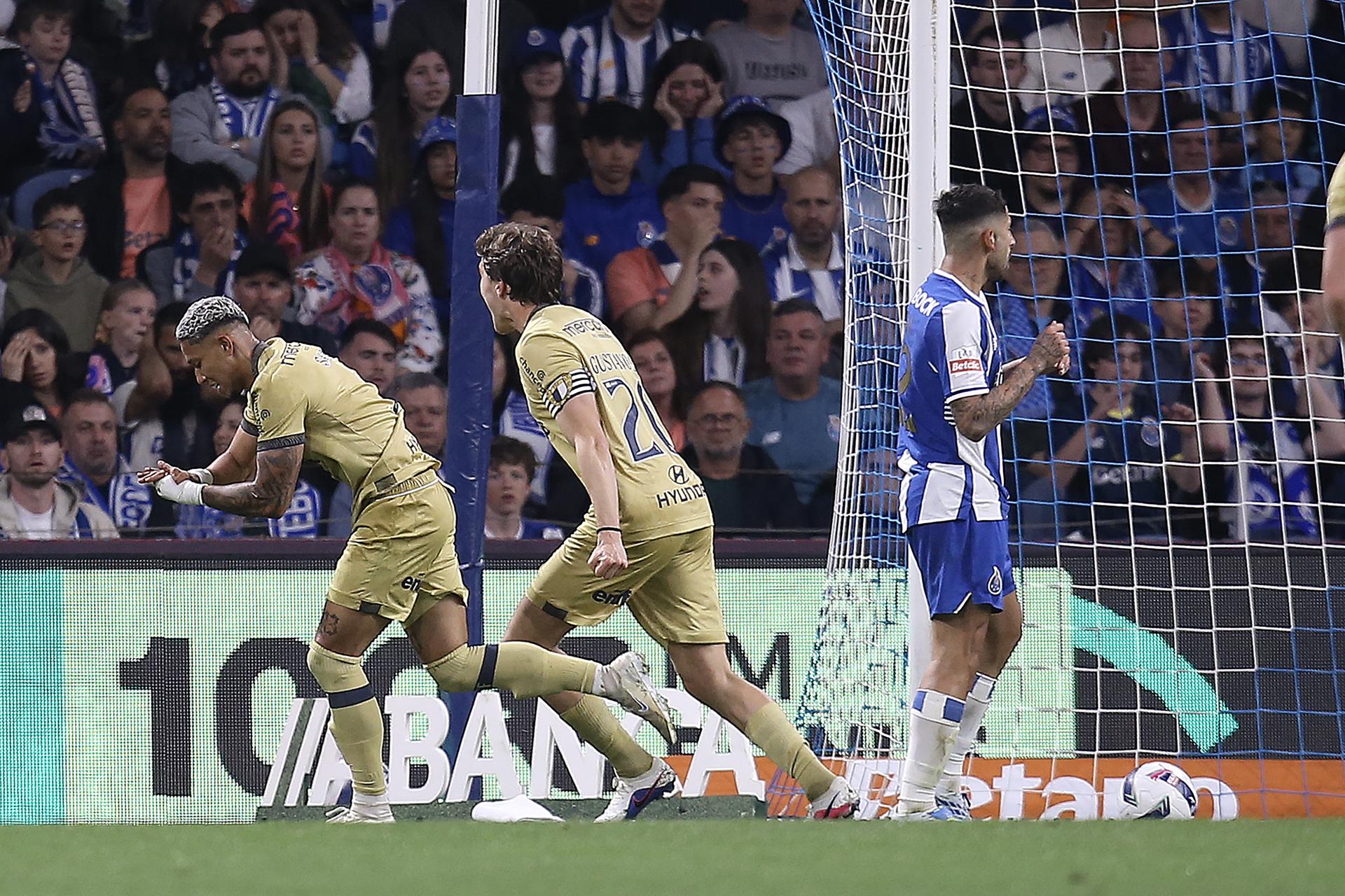 Sorriso (i) un gol del Fanailao ante el Oporto. EFE/EPA/MANUEL FERNANDO ARAUJO 