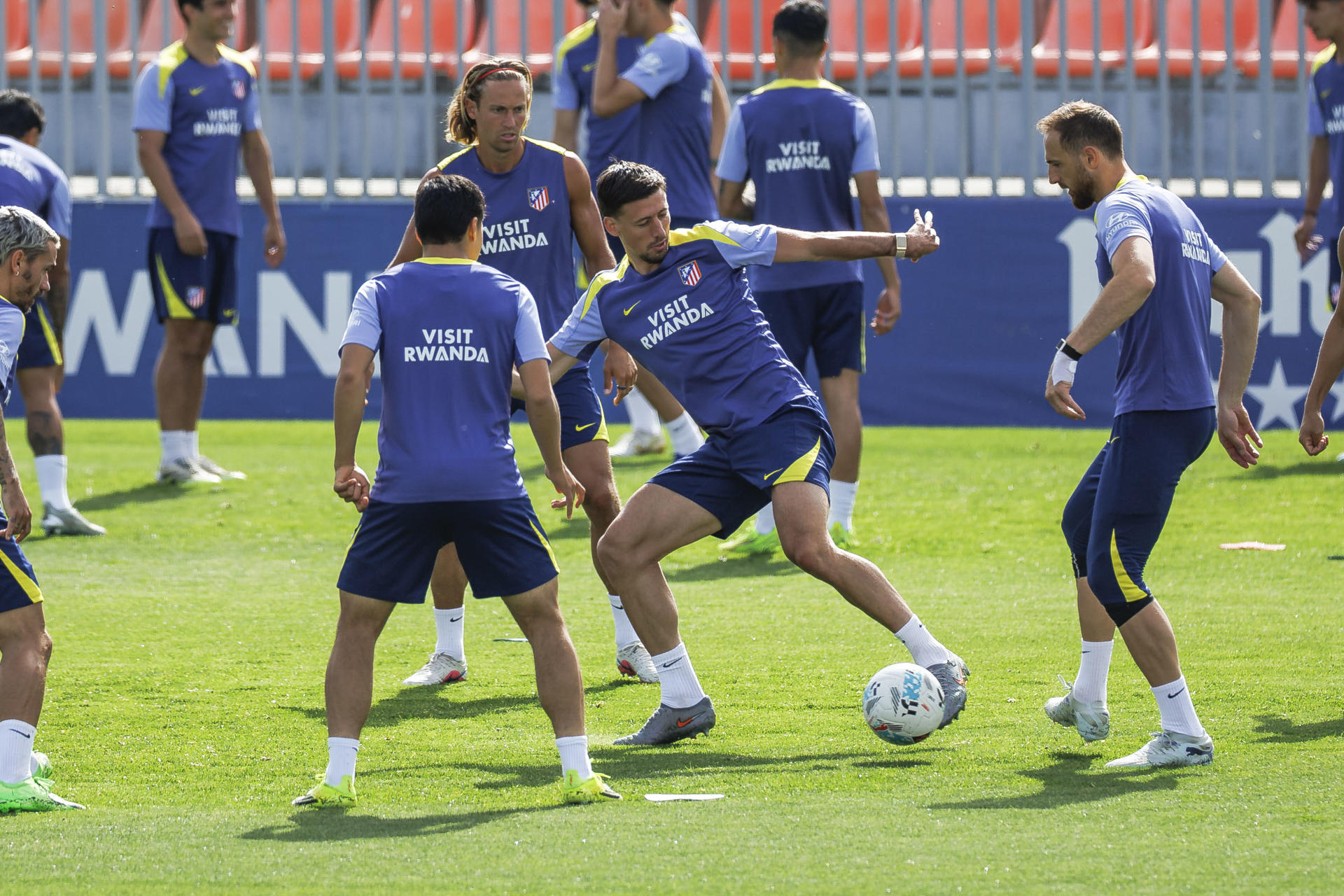 Lenglet, Oblak y Llorente, en un ejercicio del entrenamiento. EFE/ Rodrigo Jiménez 
