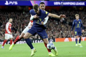 Sorloth pugna con William Saliba en el Arsenal-Atlético de Madrid del pasado 21 de octubre. EFE/EPA/NEIL HALL