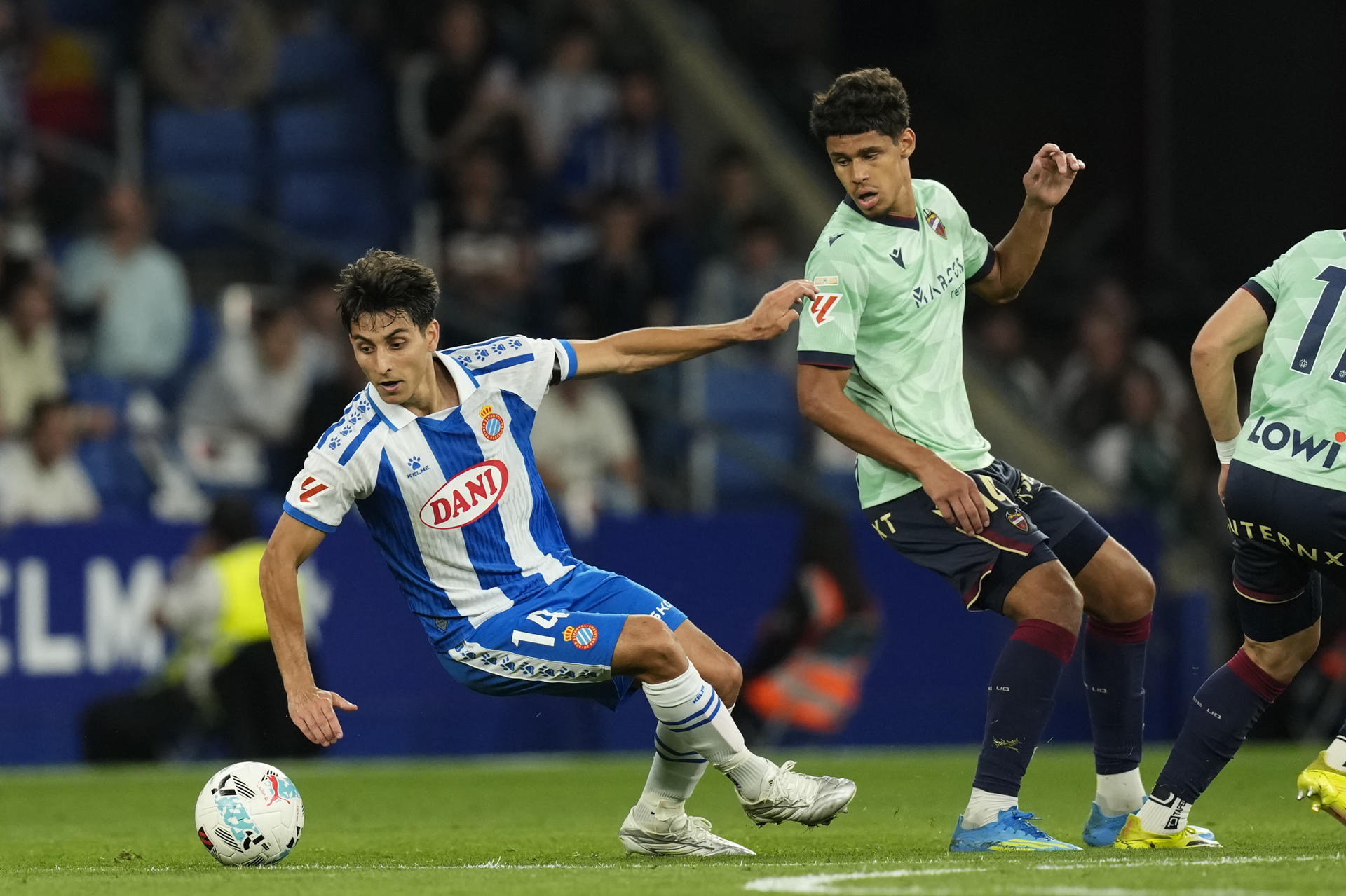 El centrocampista del RCD Espanyol Ramón Terrats (i) controla el balón durante el partido de la jornada 32 de LaLiga que RCD Espanyol y Levante UD disputan en el RCDE Stadium. EFE/ Enric Fontcuberta
