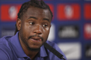 El delantero nigeriano del Atlético de Madrid Ademola Lookman ofrece una rueda de prensa este lunes, en Majadahonda (Comunidad de Madrid), previa al partido de ida de las semifinales de la Liga de Campeones UEFA que disputan ante el Arsenal el miércoles. EFE/ Víctor Lerena