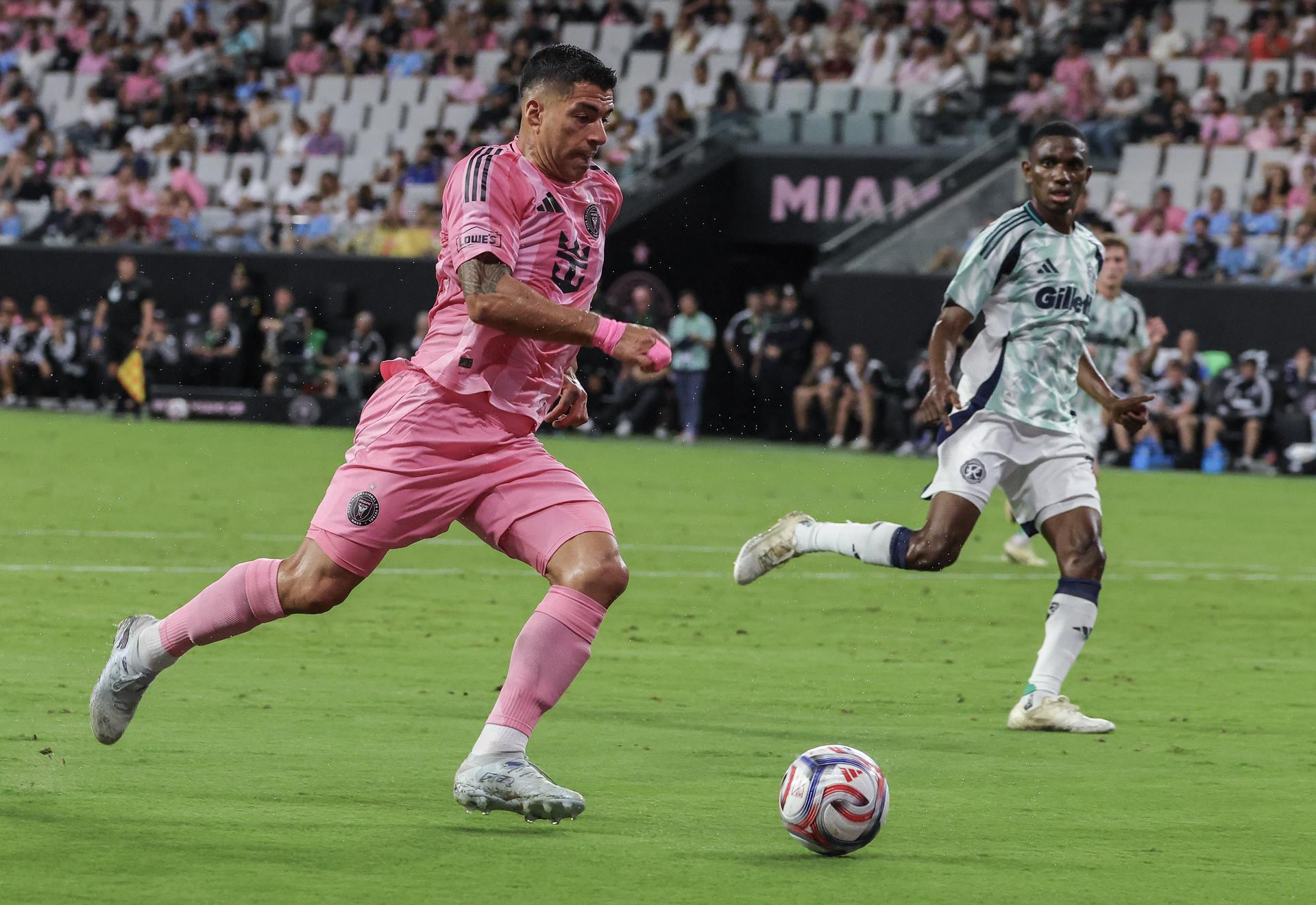Luis Suarez, del Inter Miami, avanza con el balón en el juego ante el New England Revolution en Miami. EFE/EPA/CRISTOBAL HERRERA-ULASHKEVICH 