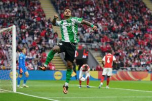 El delantero del Betis Cucho Hernandez durante el partido de ida de cuartos de final de la UEFA Europa League que han jugado Sporting de Braga y Real Betis, en Braga, Portugal. EFE/EPA/HUGO DELGADO