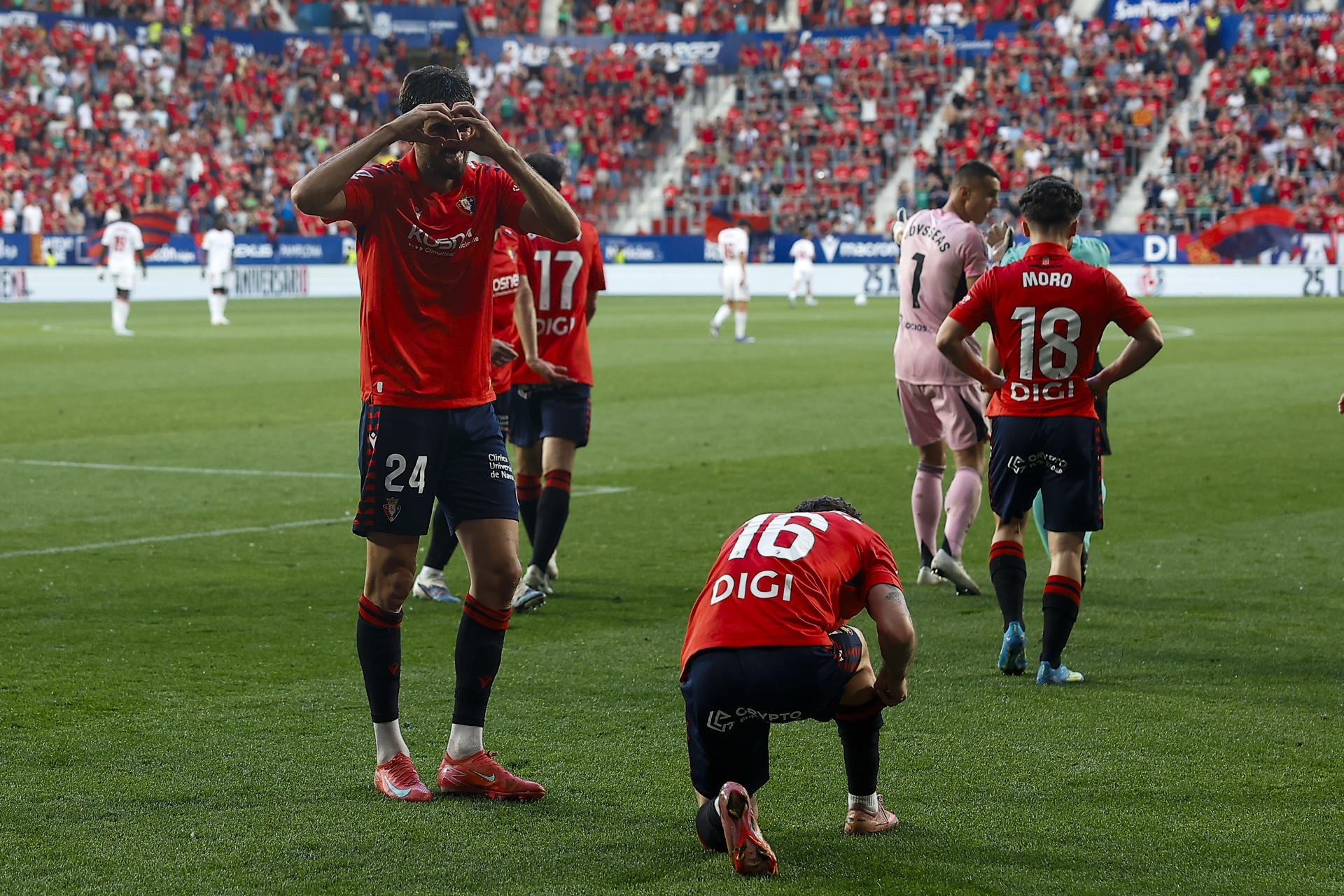 El defensa de Osasuna Alejandro Catena (i) celebra su gol, segundo del equipo ante el Sevilla, durante el partido de la jornada 32 de LaLiga que Atlético Osasuna y Sevilla FC disputaron en el estadio de El Sadar, en Pamplona. EFE/ Villar López 