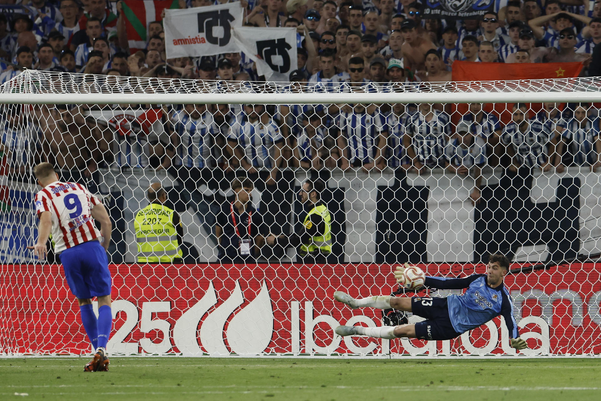 El guardameta de la Real Sociedad, Unai Marrero, detiene el lanzamiento del delantero noruego del Atlético de Madrid, Alexander Sorloth, durante la final de la Copa del Rey que han disputado en el estadio de La Cartuja, en Sevilla. EFE/Julio Muñoz. 