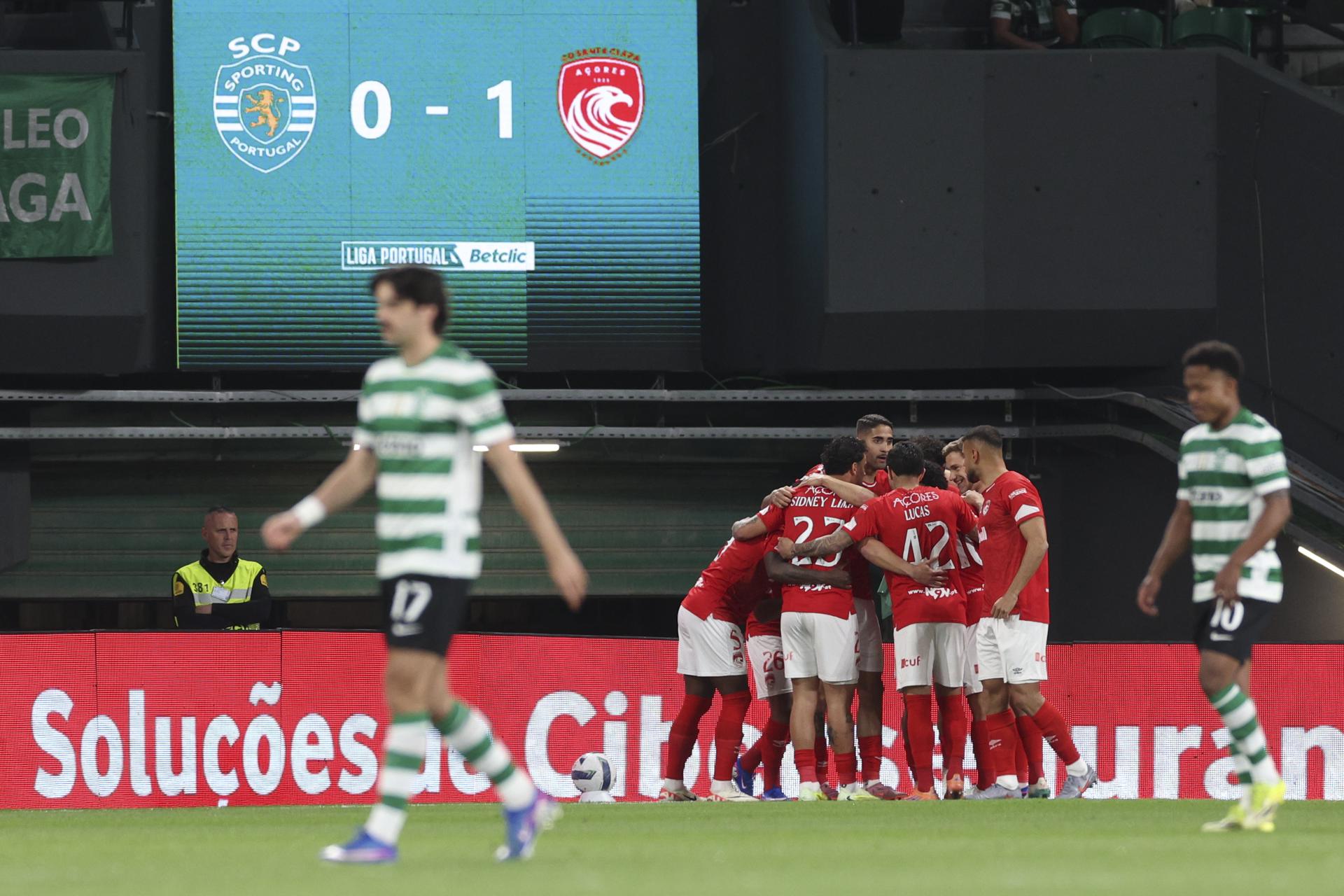 Los jugadores del Santa Clara celebran el 0-1 ante el Sporting de Portugal en Lisboa. EFE/EPA/TIAGO PETINGA