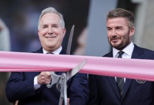 Jorge Mas (i) y el exfutbolista David Beckham, directivos del Inter Miami inauguran este sábado el Nu Stadium en Miami (Florida). EFE/EPA/CRISTOBAL HERRERA-ULASHKEVICH