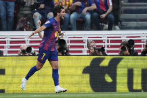 El delantero del Barcelona Ferrán Torres celebra tras marcar el primer gol, durante el partido de la jornada 31 de LaLiga EA Sports que FC Barcelona y RCD Espanyol disputaron en el Camp Nou. EFE/Enric Fontcuberta
