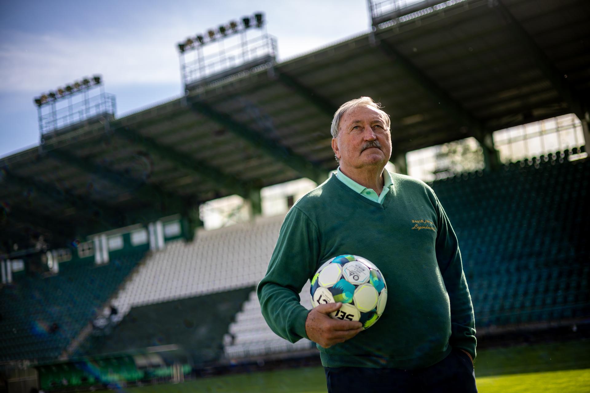 El exfutbolista checo Antonin Panenka en el Estadio Dolicek del Bohemians Praga 1905, donde jugó la mayor parte de su carrera profesional. EFE/EPA/MARTIN DIVISEK- EFE/EPA/MARTIN DIVISEK
