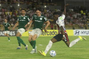 Joel Canchimbo (d), de Junior, disputa el balón con Agustín Giay (c), de Palmeiras, este miércoles en un partido de la Copa Libertadores en el estadio Olímpico Jaime Morón, en Cartagena (Colombia). EFE/ Ricardo Maldonado