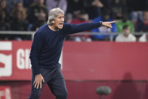 El entrenador del Betis Manuel Pellegrini durante un partido de LaLiga. EFE/ David Borrat