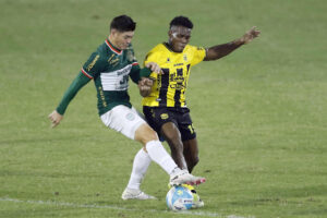 Dixon Ramírez (d), de Real España, disputa el balón con Francisco Martínez (i), de Marathón, durante un partido de la Liga Nacional de Honduras entre Real España y Marathón en el estadio Francisco Morazán de San Pedro Sula (Honduras). EFE/José Valle