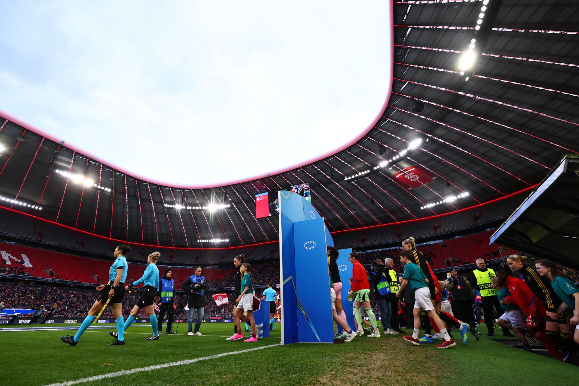 Los jugadores entran al campo en el Allianz Arena. EFE/EPA/ANNA SZILAGYI
