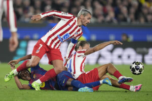 El delantero francés del Atlético de Madrid Antoine Griezmann pelea un balón durante el encuentro correspondiente a la ida de los cuartos de final de la Liga de Campeones que disputaron FC Barcelona y Atlético de Madrid en el estadio Camp Nou, en Barcelona. EFE/ Enric Fontcuberta