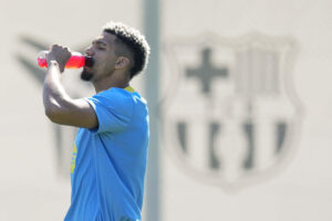 El jugador del FC Barcelona Ronald Araujo durante el entrenamiento que el equipo azulgrana ha realizado en las instalaciones de la Ciudad Deportiva Joan Gamper para preparar el partido de ida de cuartos de final de la Liga de Campeones que mañana disputarán ante el Atlético de Madrid en el Camp Nou. EFE/Enric Fontcuberta.