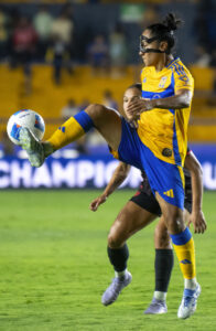 Stephany Mayor de Tigres controla un balón. Imagen de archivo. EFE/ Miguel Sierra