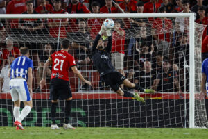El portero del Mallorca Leo Román atrapa un balón durante el encuentro correspondiente a la jornada 7 de Laliga EA Sports que disputaron Mallorca y Alavés en el estadio de Son Moix, en la capital balear. EFE/CATI CLADERA.