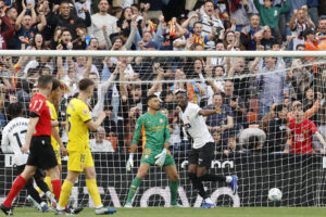 El delantero del Valencia Umar Sadiq (c) celebra tras marcar el 2-0 durante el partido de LaLiga entre Valencia CF y Girona FC celebrado en el estadio de Mestalla, en Valencia. EFE/ Ana Escobar