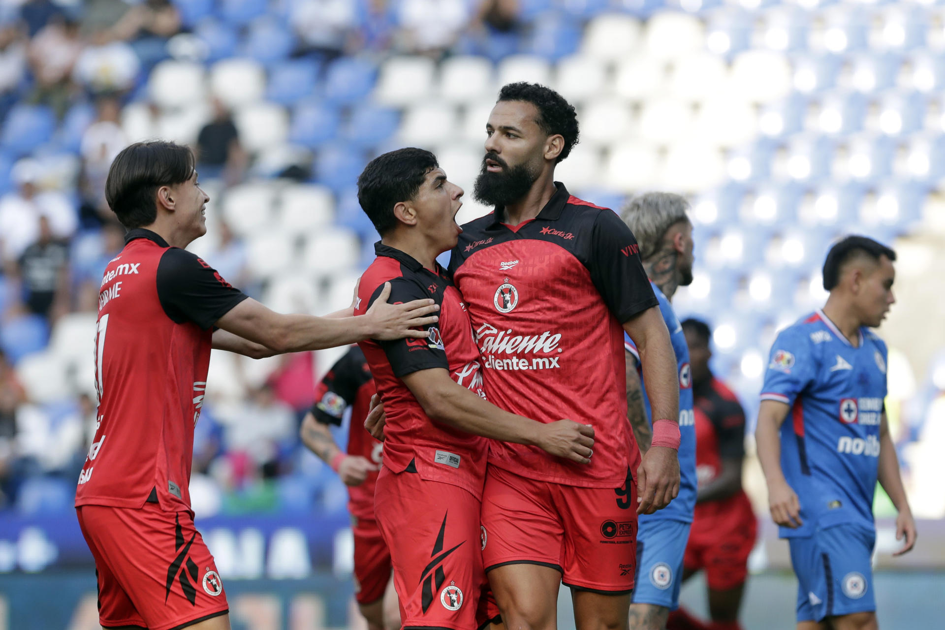 Con un penalti del argentino Nico Ibañez, Cruz Azul apenas iguala en casa ante Xolos