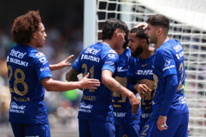 Jugadores de Pumas celebran un gol este domingo, en un partido de la Liga MX entre Pumas y Mazatlán en el estadio Olímpico Universitario en Ciudad de México (México). EFE/ Alex Cruz