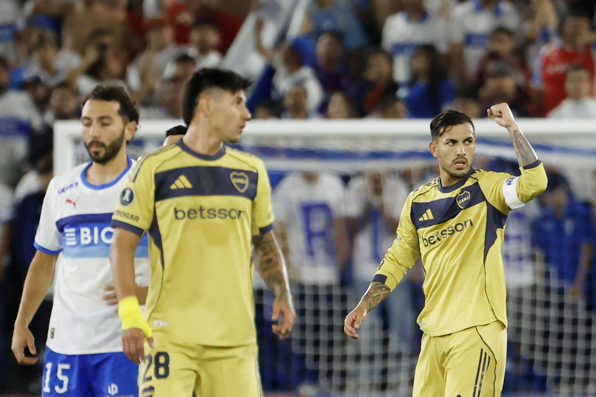 Leandro Paredes (d), de Boca, celebra un gol ante la Universidad Católica en el estadio Claro Arena en Santiago. EFE/Elvis González
