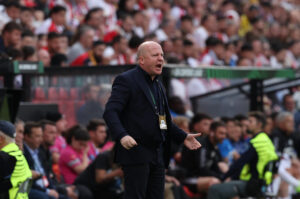 El entrenador del AEK, el serbio Marko Nikolic, durante el encuentro de ida de los cuartos de final de la Liga Conferencia de la UEFA ante el Rayo Vallecano, este jueves en el estadio de Vallecas, en Madrid. EFE/ Kiko Huesca