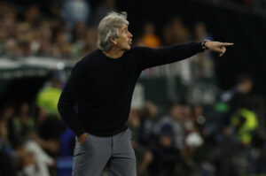 El técnico chileno del Betis, Manuel Pellegrini, durante el encuentro correspondiente a la jornada 32 de LaLiga que disputan Real Betis y Real Madrid este viernes en el estadio de La Cartuja, en Sevilla. EFE/ Julio Muñoz.