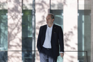 El tesorero del FC Barcelona, Alfons Castro, en representación del club como persona jurídica imputada, llega a la Ciutat de la Justicia donde ha declarado este viernes ante la jueza que investiga el caso Negreira. EFE/ Marta Pérez