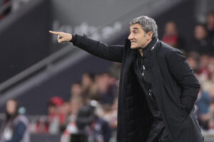 El entrenador del Athletic Club de Bilbao Ernesto Valverde, durante el partido de la jornada 31 de LaLiga EA Sports entre el Athletic Club de Bilbao y el Villarreal CF, este domingo en el estadio de San Mamés.- EFE/ Luis Tejido