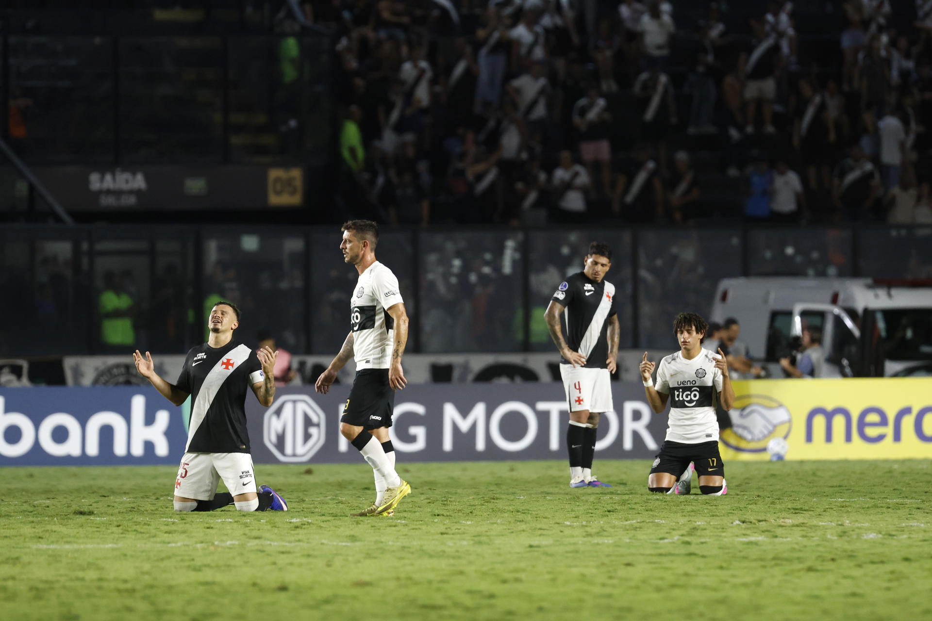 Jugadores de Vasco da Gama y Olimpia rezan antes del comienzo del partido de la tercera jornada de la fase de grupos de la Copa Sudamericana jugado este jueves en el estadio Sao Januário de Rio de Janeiro. EFE/ Antonio Lacerda 