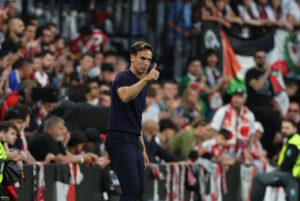 El entrenador del Rayo, Iñigo Pérez, durante el encuentro de ida de los cuartos de final de la Liga Conferencia de la UEFA, este jueves en el estadio de Vallecas, en Madrid. EFE/ Kiko Huesca