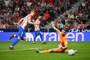 El delantero del Atlético de Madrid Alexander Sørloth (i) marca el 2-1 durante el partido de la jornada 32 de LaLiga entre Atlético de Madrid y Athletic Club Bilbao, este sábado en el estadio Riyadh Air Metropolitano de Madrid. EFE/ Fernando Villar