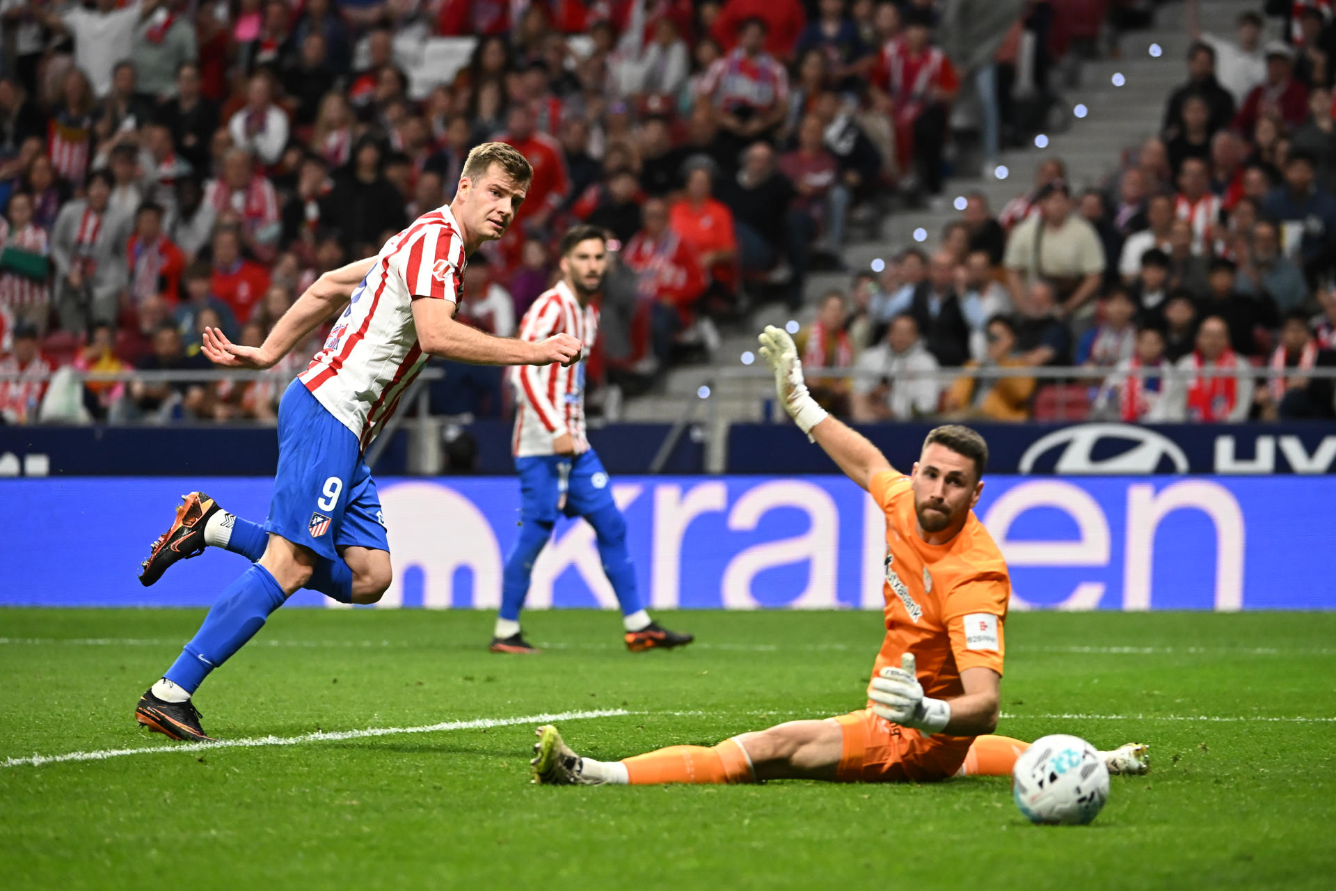 Atlético de Madrid se rearma, pero sufre por Barrios