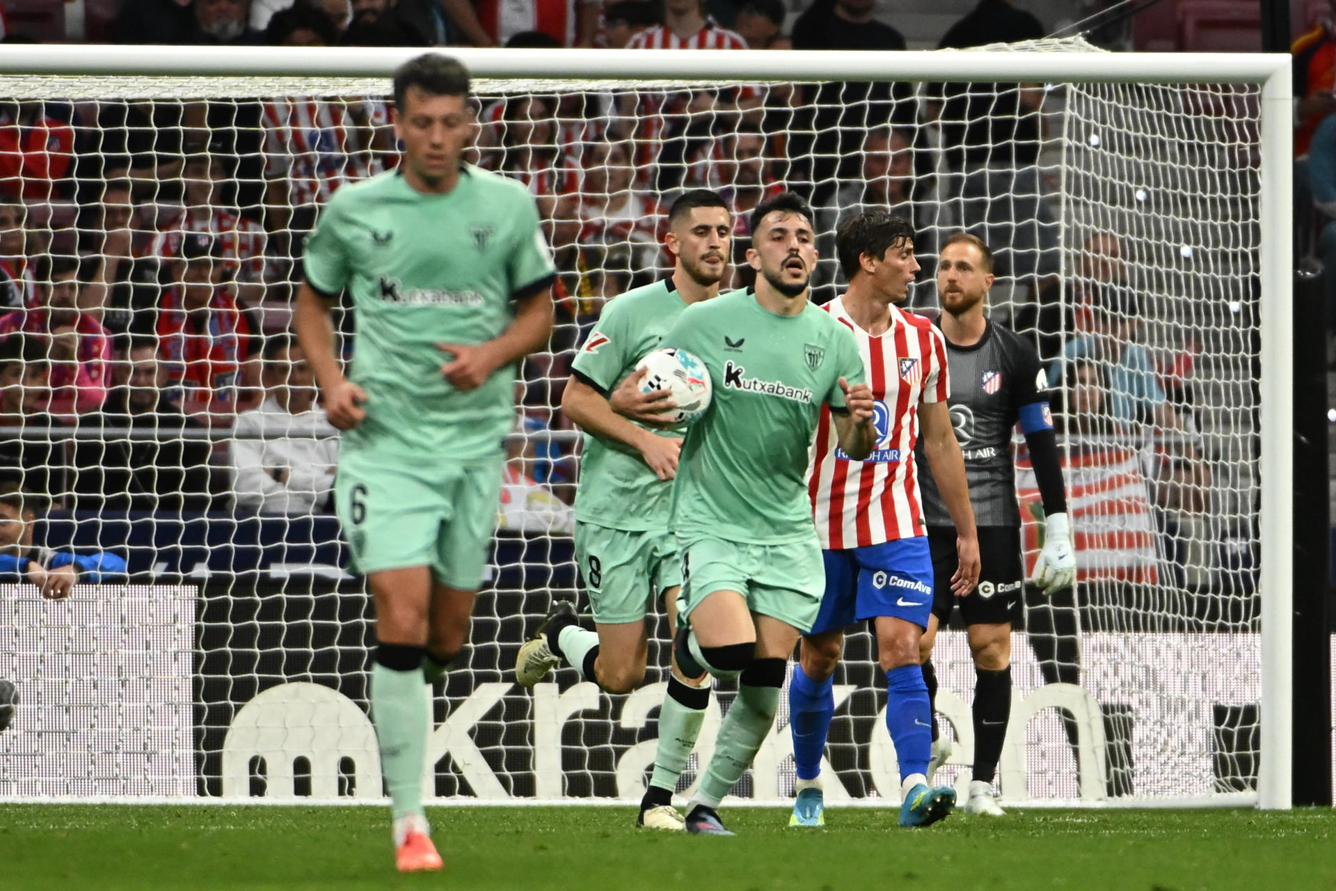 Los jugadores del Athletic Club celebran el segundo gol del equipo durante el partido de la jornada 32 de LaLiga entre Atlético de Madrid y Athletic Club Bilbao, este sábado en el estadio Metropolitano de Madrid. EFE/ Fernando Villar 