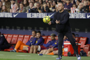 El técnico alemán del FC Barcelona, Hansi Flick, durante el partido de la jornada 30 de LaLiga EA Sports que Atlético de Madrid y FC Barcelona disputan este sábado, en el Estadio Riyadh Air Metropolitano de la capital española. EFE/Mariscal.