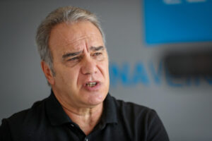 El exfutbolista uruguayo Martín Lasarte habla durante una entrevista con EFE este miércoles, en Montevideo (Uruguay). Lasarte no olvida ningún detalle de su paso por Real Sociedad y celebra cada uno de los logros que el equipo consiguió desde que en la temporada 2009-2010 lo guio a la Primera División. EFE/ Raúl Martínez