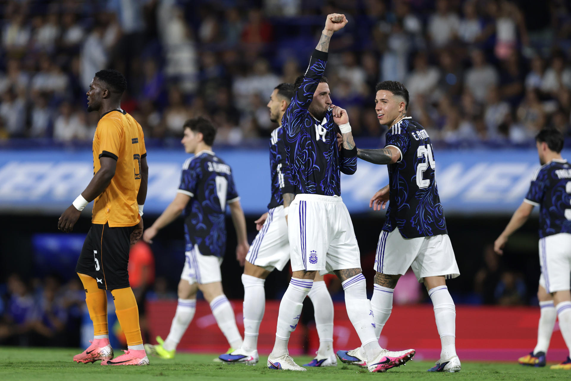 Nicolás Otamendi celebra con el brazo erguido el gol de penalti que aportó este miércoles a Argentina en la victoria por 5-0 sobre Zambia en partido de preparación para el Mundial jugado en el estadio bonaerense La Bombonera. EFE/ Adán González