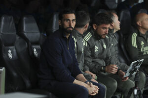 El técnico del Real Madrid, Álvaro Arbeloa, antes del inicio del encuentro correspondiente a la ida de los cuartos de final de la Liga de Campeones que disputaron Real Madrid y Bayern Munich en el estadio Santiago Bernabéu, en Madrid. EFE/ Kiko Huesca