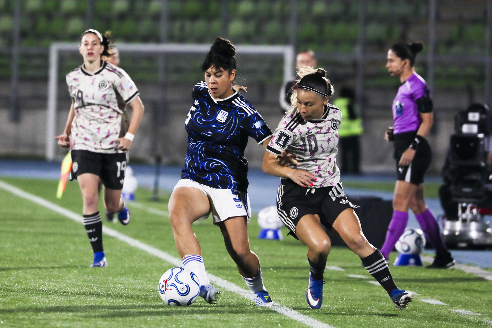 Yanara Aedo (d), de Chile, marca a la argentina Daiana Falfan en partido de la Liga de Naciones Femenina en el Estadio Elías Figueroa en Valparaíso. EFE/Adriana Thomasa