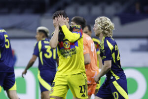 Raphael Veiga (i) de América reacciona este martes, en eln partido por los cuartos de final de la Copa de Campeones de la Concacaf entre América y Nashville en el estadio Banorte en Ciudad de México (México). EFE/Sáshenka Gutiérrez