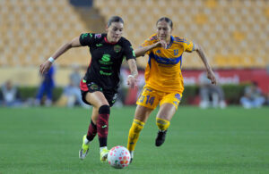 Myra Delgadillo (d) de Tigres disputa el balón con Norma Duarte Palafox de Juárez en un partido de la Liga MX Femenil entre Tigres UANL y FC Juárez, en el Estadio Universitario en San Nicolás de los Garza (México). Imagen de archivo. EFE/ Miguel Sierra