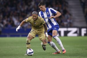 Jan Bednarek, del Oporto (d) y Sorriso, del Famalicado (i). EFE/EPA/MANUEL FERNANDO ARAUJO