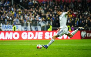 El jugador italiano Pio Esposito dispara durante la tanda de penaltis en el partido de la fase de clasificación europea para la Copa Mundial de la FIFA 2026 entre Bosnia y Herzegovina e Italia en Zenica, Bosnia y Herzegovina. EFE/EPA/NIDAL SALJIC
//////////
Zenica (Bosnia and Herzegovina), 31/03/2026.- Pio Esposito of Italy shoots but eventually misses during the penalty shoot-out during the FIFA World Cup 2026 European playoff match between Bosnia and Herzegovina and Italy in Zenica, Bosnia and Herzegovina, 31 March 2026. (Mundial de Fútbol, Bosnia-Herzegovina, Italia) EFE/EPA/NIDAL SALJIC