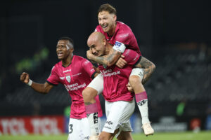 Jugadores de Independiente del Valle celebran este martes la victoria en Asunción sobre Libertad en partido de la tercera jornada de la fase de grupos. EFE/ Juan Pablo Pino