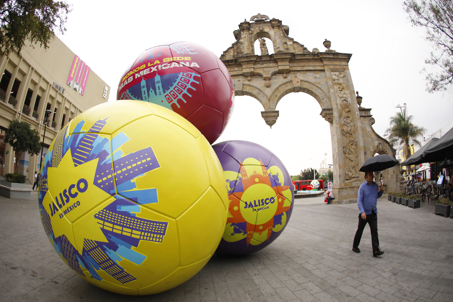Un centenar de esculturas de balones como el de la fotografía fueron instaladas en las calles de Guadalajara para prender la fiebre mundialista en una de las sedes del Mundial. EFE/ Francisco Guasco 
