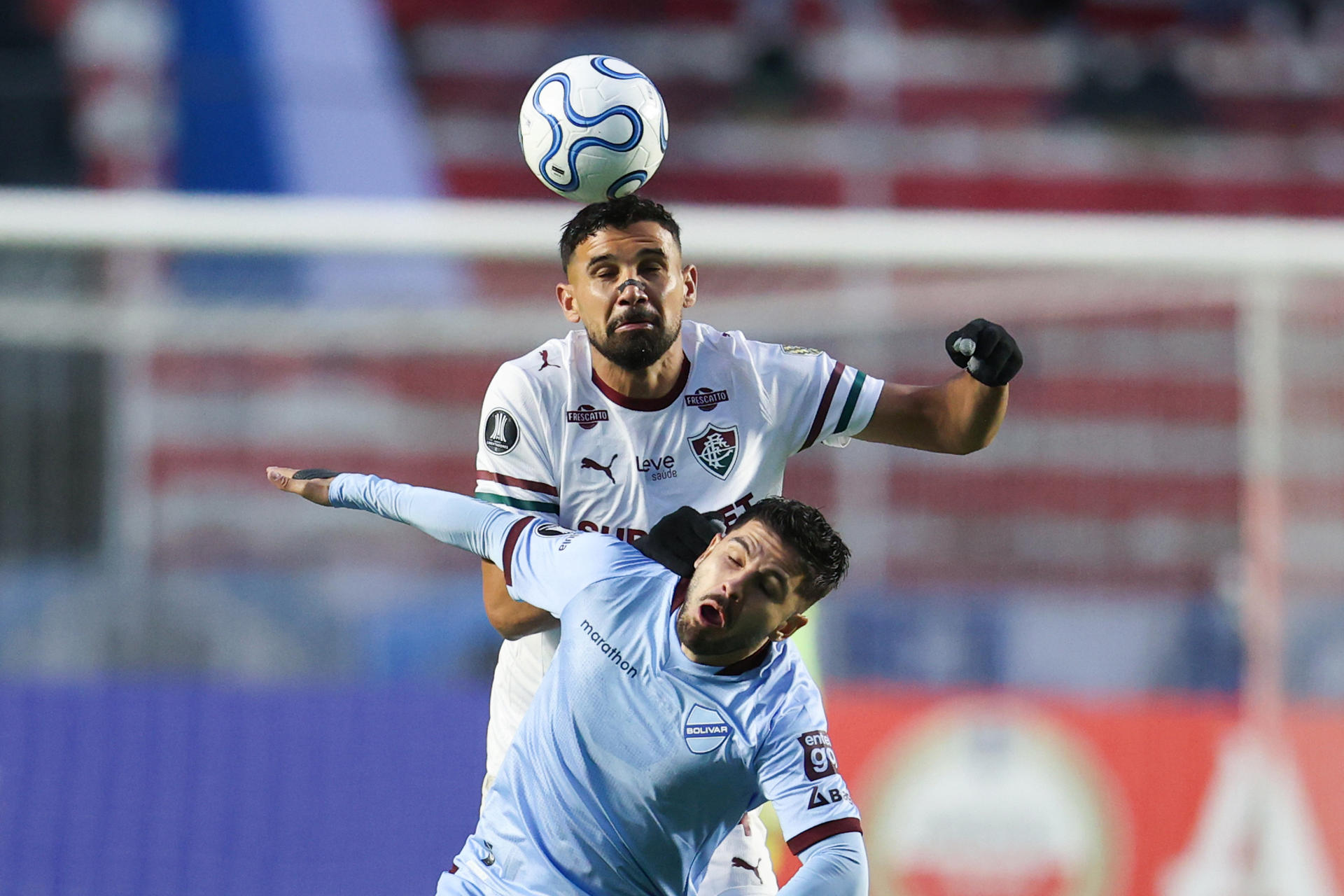 Carlos Melgar (abajo), de Bolívar, disputa un balón con Ignácio da Silva, de Fluminense, en el estadio Hernando Siles de La Paz. EFE/Luis Gandarillas 