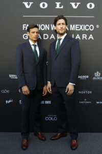 Modelos visten el traje oficial de la Selección Mexicana de Fútbol confeccionado por la marca Calderoni, durante la inauguración del Volvo Fashion Week este martes, en el Teatro Degollado en Guadalajara (México). EFE/ Francisco Guasco