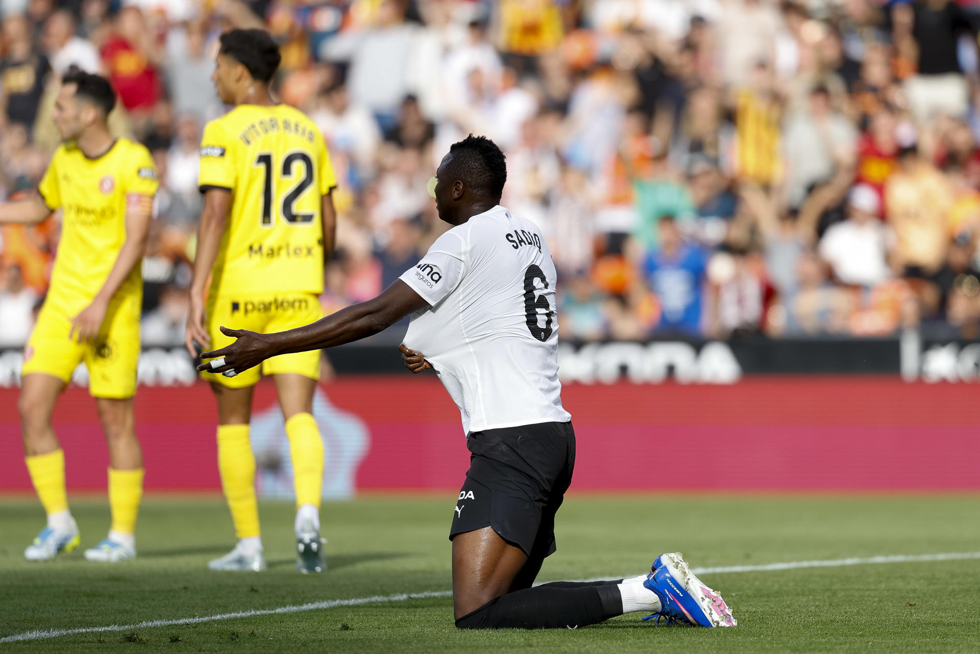 El delantero del Valencia Umar Sadiq durante el partido de LaLiga entre Valencia CF y Girona FC celebrado en el estadio de Mestalla, en Valencia. EFE/ Ana Escobar 