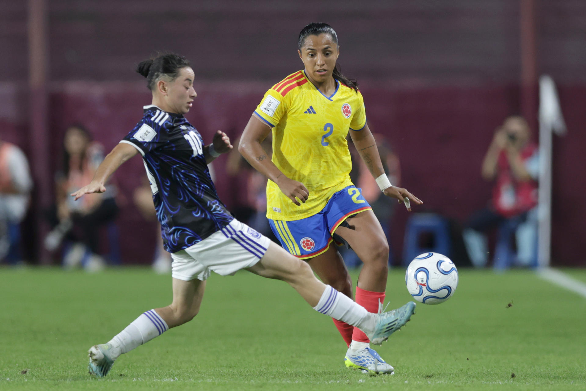 Maricel Pereyra (i), de Argentina, disputa un balón con Manuela Vanegas, de Colombia, durante un partido de la Liga de Naciones Femenina entre Argentina y Colombia en el estadio Ciudad de Lanús en Lanús (Argentina). EFE/Adan González
